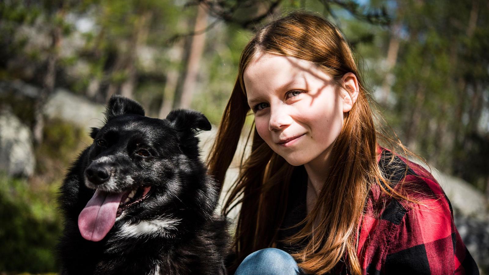 Ninni Katisko opettaa koirilleen erilaisia temppuja.