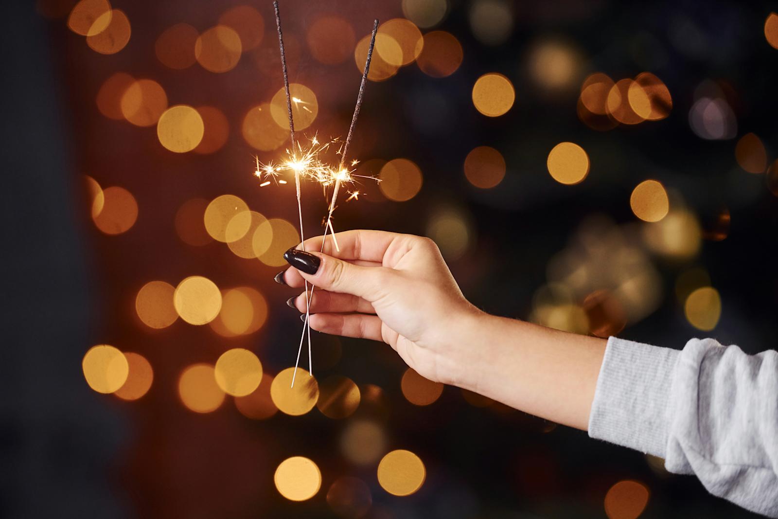 Käsi pitelee tähtisädetikkuja