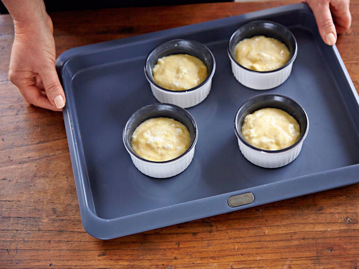 Voitele annosvuoat ja kaada kohokasseos voideltuihin vuokiin. Jätä 1/4 kohoamisvaraa. Kypsennä 175-asteisessa uunissa noin 15 minuuttia.