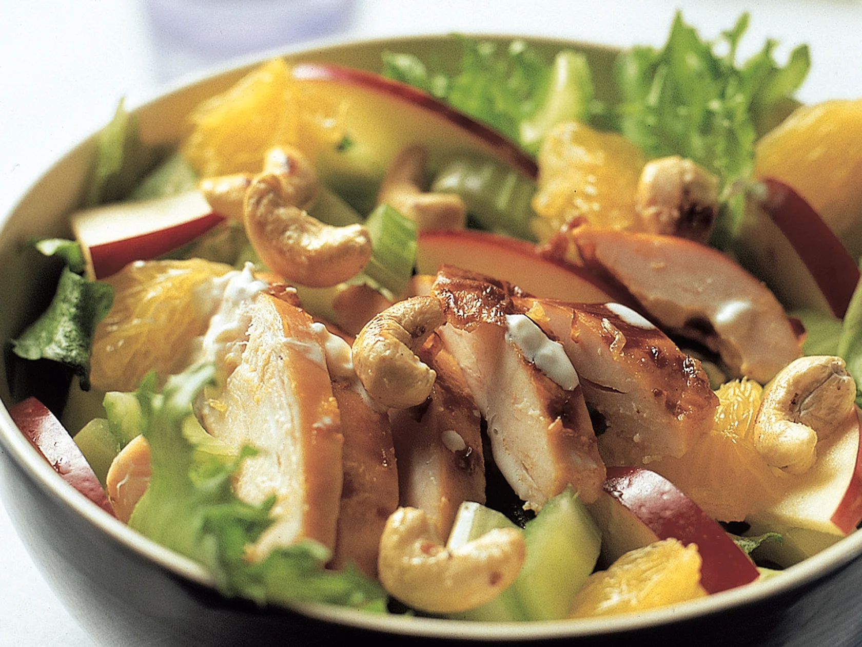 Pähkinäinen broilerisalaatti