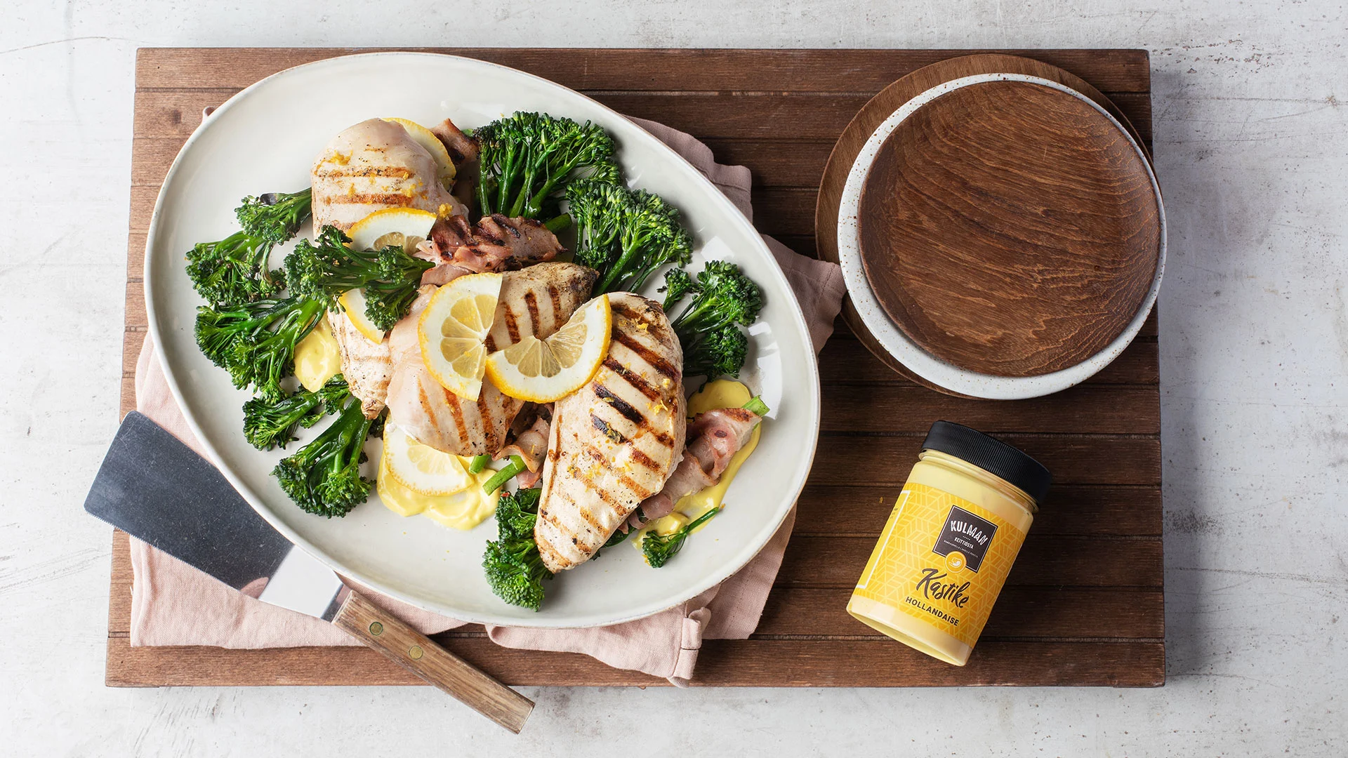 Sitruunatuorejuustolla täytetyt maalaiskanafileet ja  pekoni-broccoliininyytit 