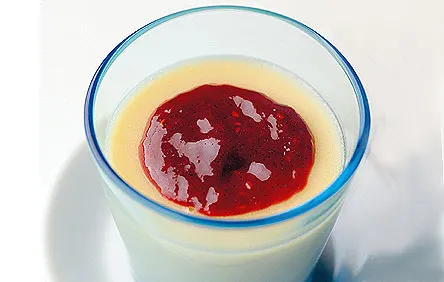 Valkosuklainen pannacotta ja vadelmakaramelli