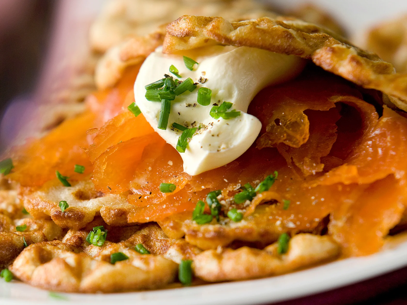 Täysjyvävohvelit lohitäytteellä