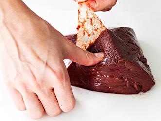 Poista maksapalan pinnalta kalvot, varovasti käsin vetämällä.