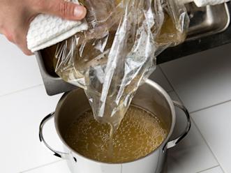 Kypsennä fileetä 200 asteessa 15 minuuttia ja laske uunin lämpötila sitten 125 asteeseen. Kypsennä reilun tunnin ajan, kunnes fileen sisälämpötila näyttää 74 astetta. Ota liemi talteen ja anna lihan jäähtyä.