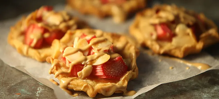 Raparperi- ja karamellisoitu valkosuklaa -tarteletti