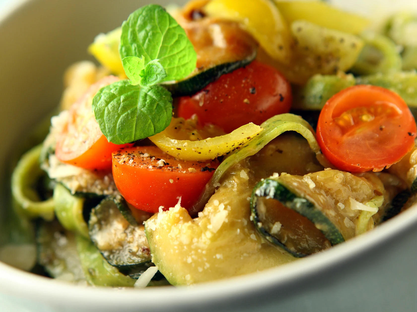 Kesäkurpitsainen tomaattipasta