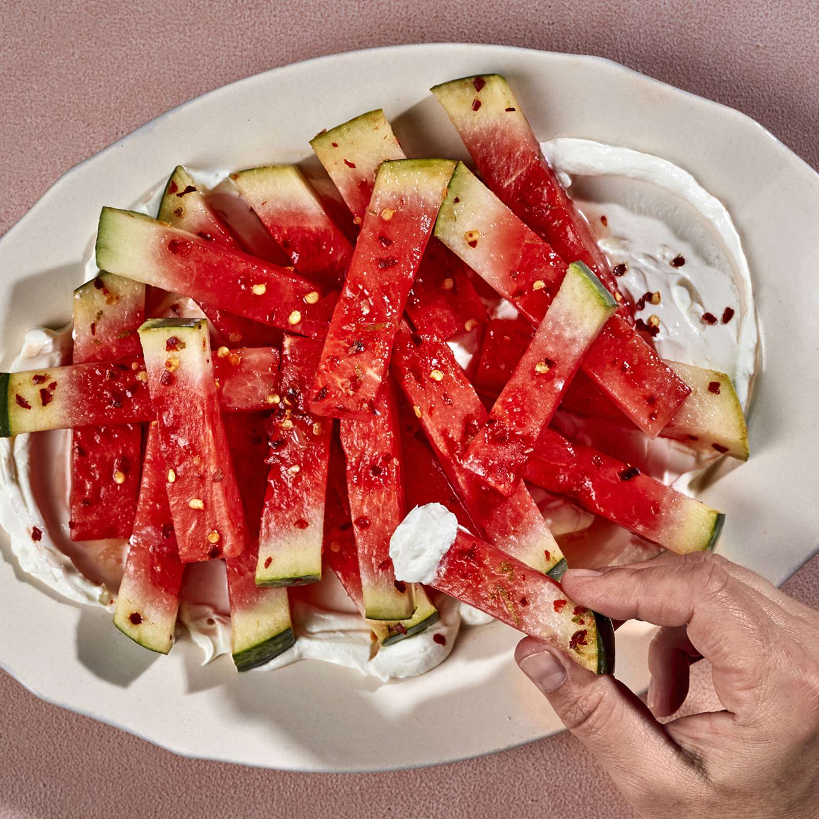 Maustetut vesimelonitikut labneh-dipillä