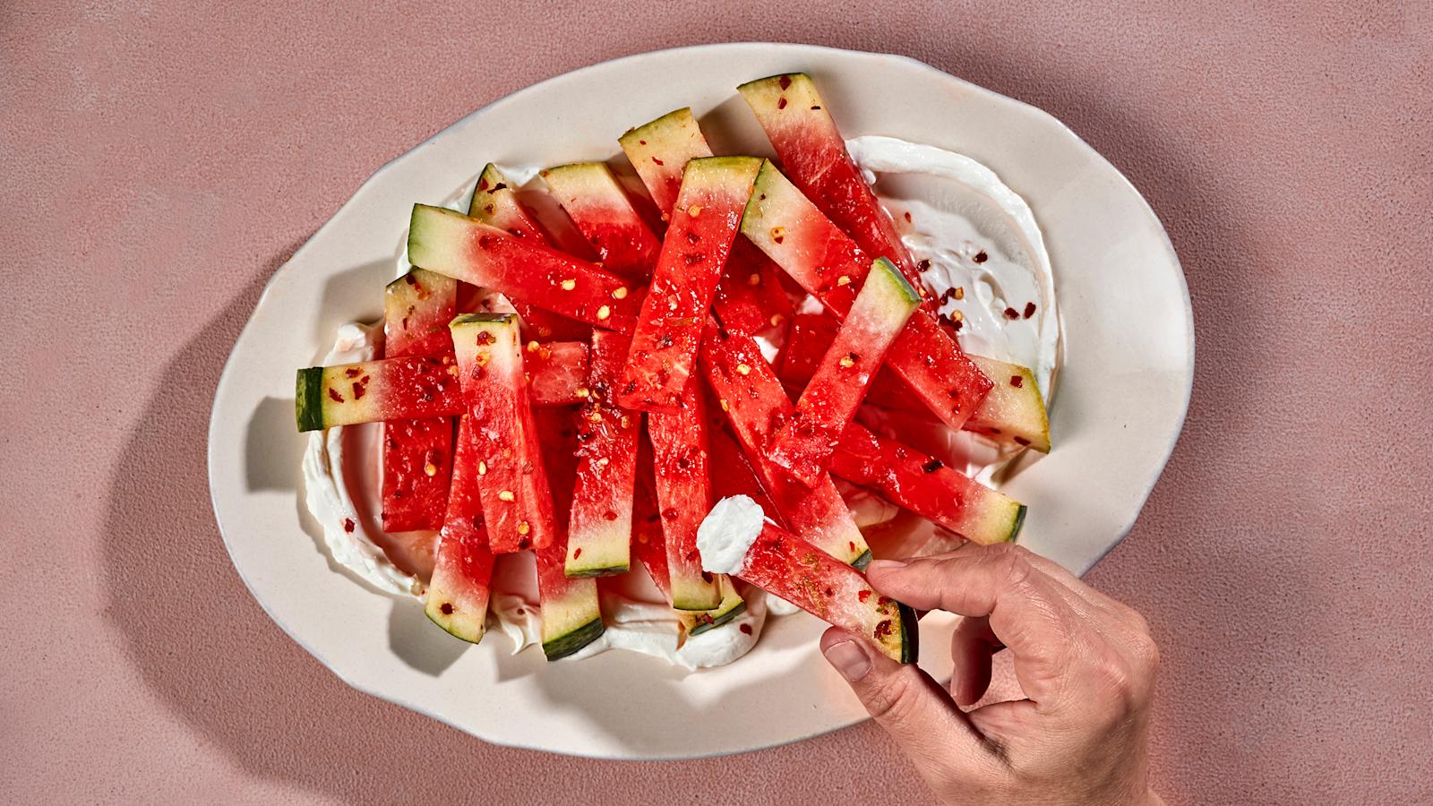 Maustetut vesimelonitikut labneh-dipillä