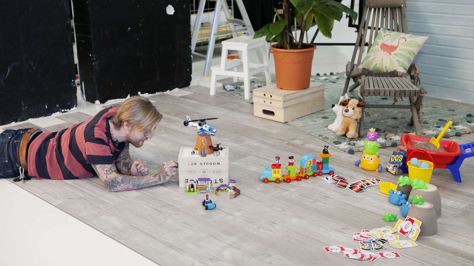 Art director Mika Lahtinen on syventynyt lelujen sommitteluun.