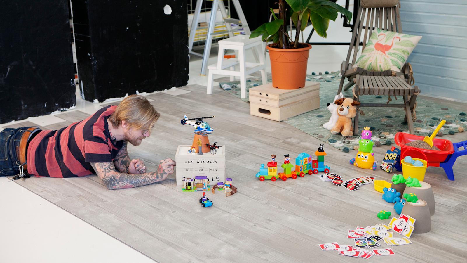 Art director Mika Lahtinen on syventynyt lelujen sommitteluun.