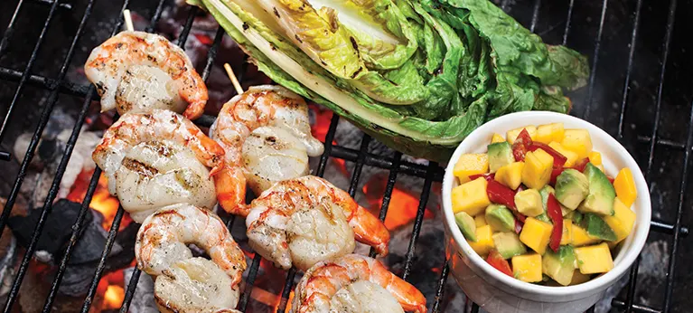 Äyriäisvartaat ja grillattu salaatti