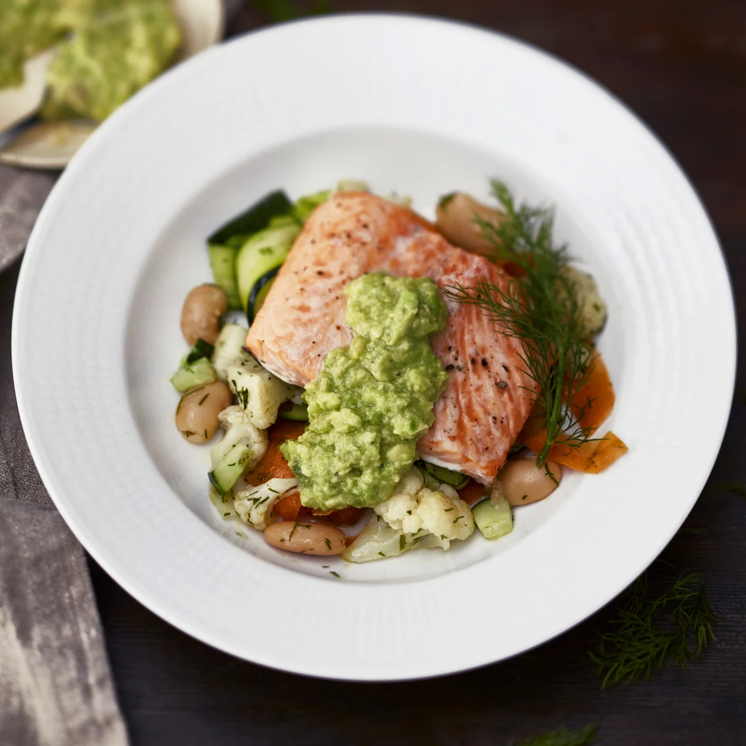 Uunikirjolohi ja marinoidut vihannekset