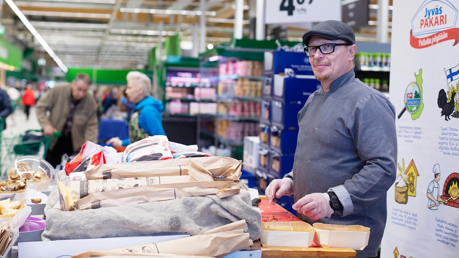 Jyväspakarin toimitusjohtajan Arsi Tiitisen mukaan tuoretta leipää on saatavilla aina puoliltapäivin.