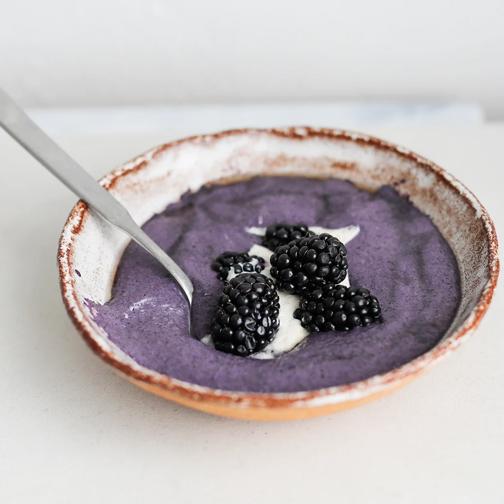 Tuorepuuro mustikoilla ja cashewkermalla