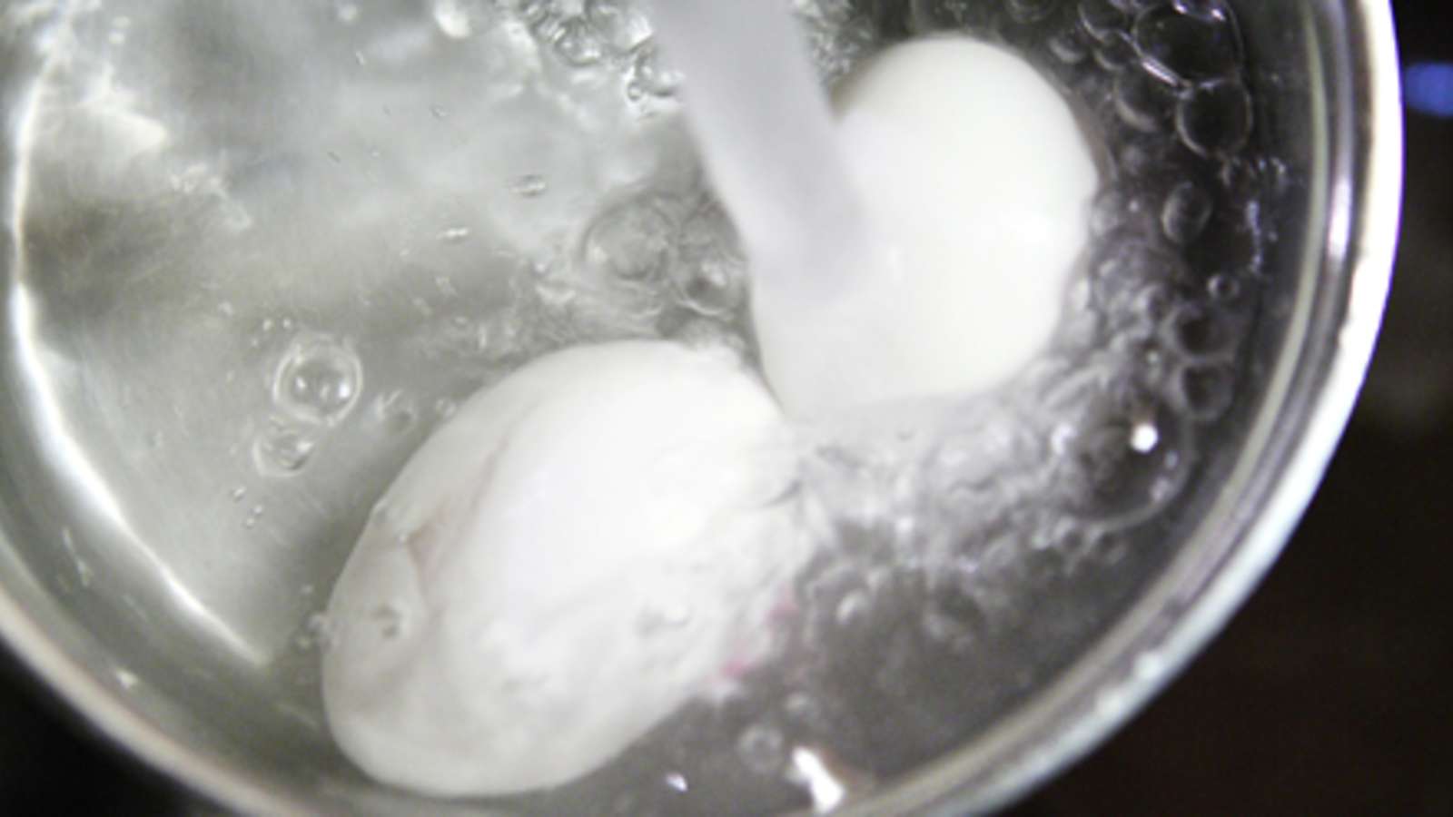 Vinkki! Kananmunat eivät halkeile keitettäessä, kun lasket munien päälle kattilaan kuumaa vettä vesihanasta. Pane kattila liedelle ja kuumenna keitinvesi kiehuvaksi. Keitä munia hiljalleen 10 minuuttia. Kaada keitinvesi pois ja laske tilalle kylmää vet...