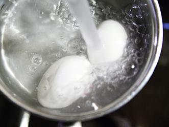 Vinkki! Kananmunat eivät halkeile keitettäessä, kun lasket munien päälle kattilaan kuumaa vettä vesihanasta. Pane kattila liedelle ja kuumenna keitinvesi kiehuvaksi. Keitä munia hiljalleen 10 minuuttia. Kaada keitinvesi pois ja laske tilalle kylmää vet...