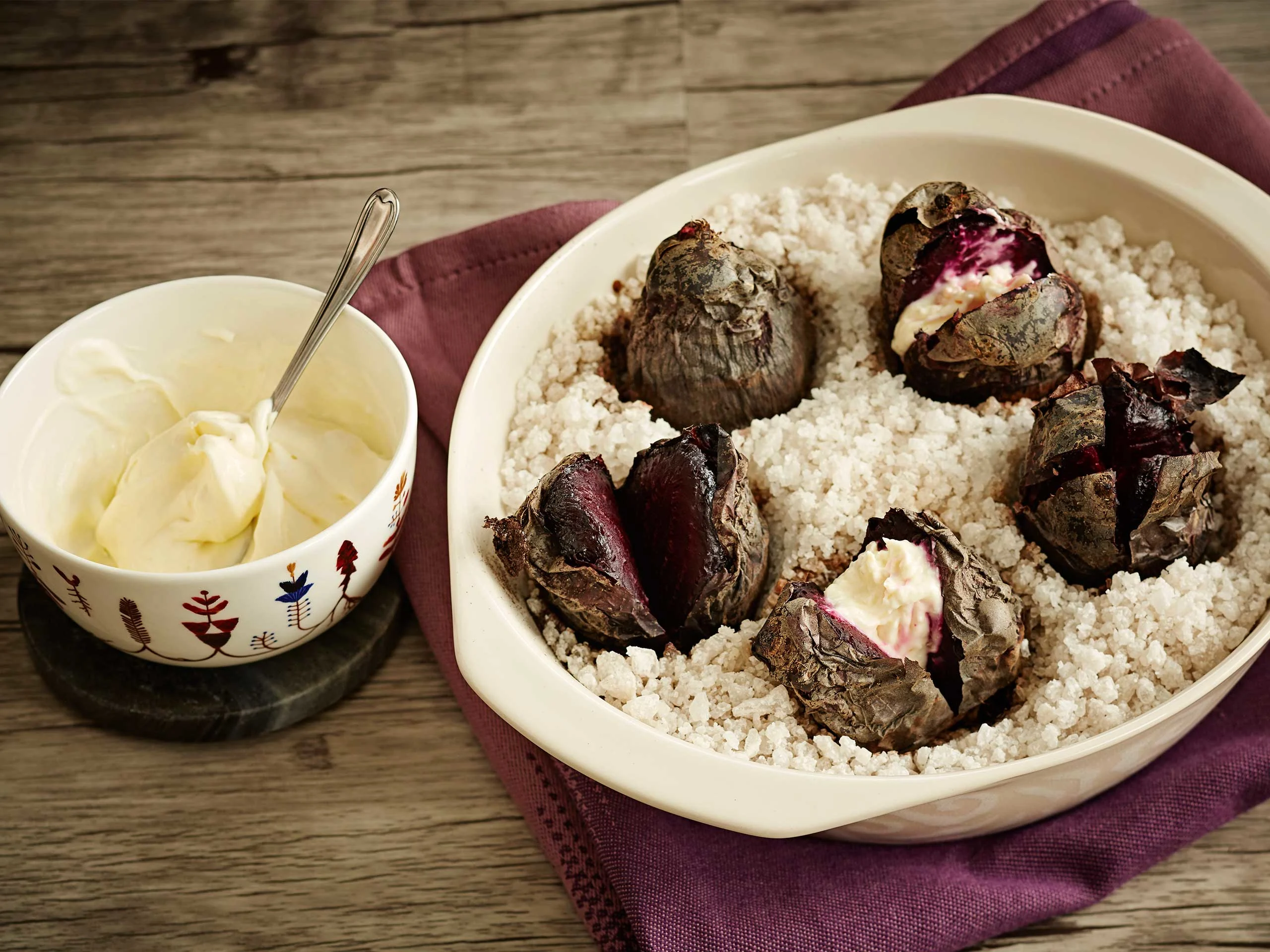 Uunipunajuuret ja piparjuurimousse