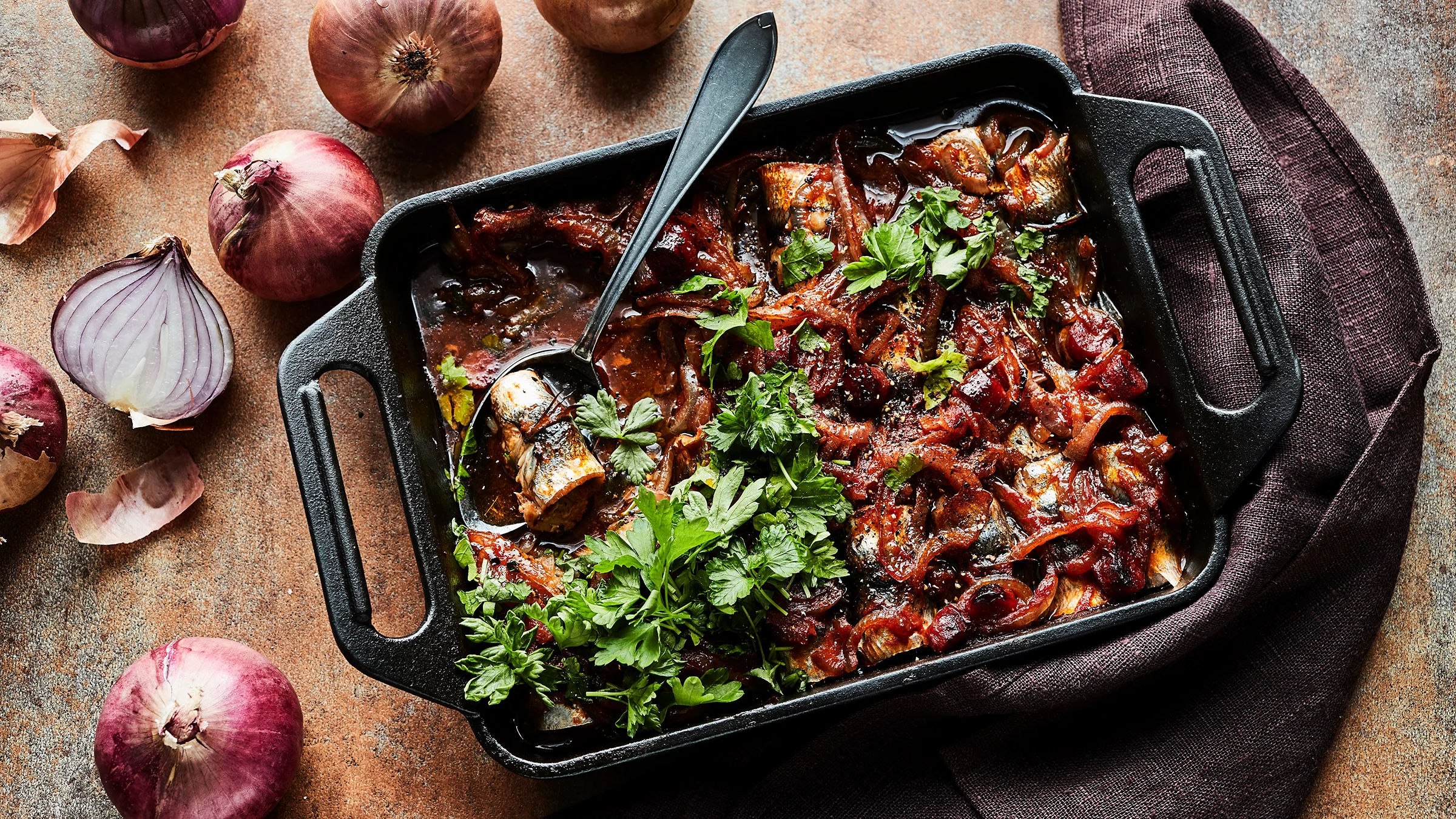 Tomaattiset salami-sipulisilakat