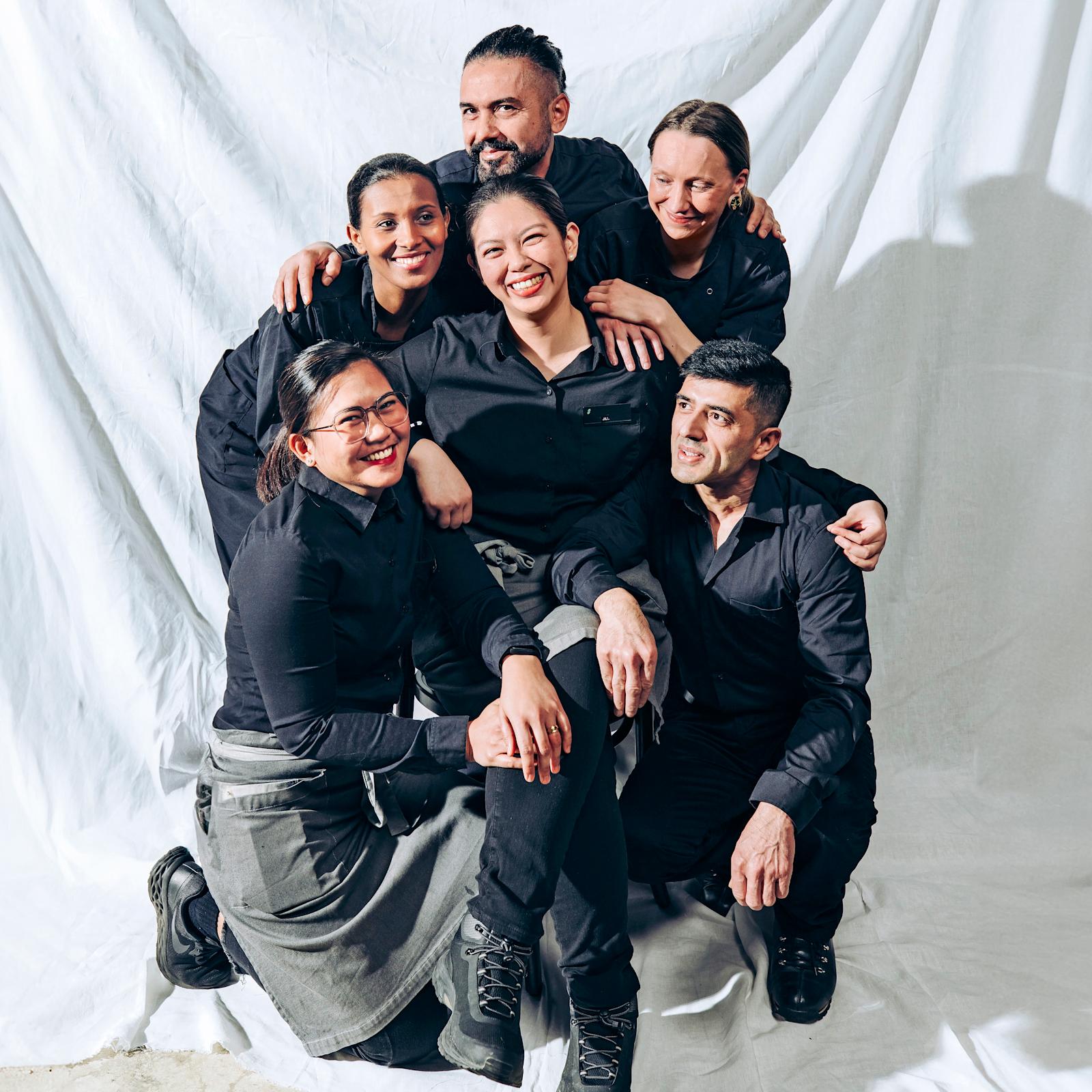 Jillian Dy, Hasan, Jemina Mäki, Fatima Sison, Tesfaya Mihret ja Kiran Aryal