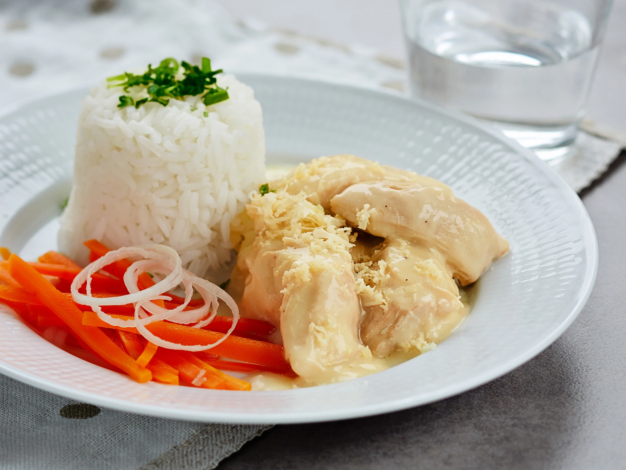 Broileria piparjuuri-kermakastikkeessa