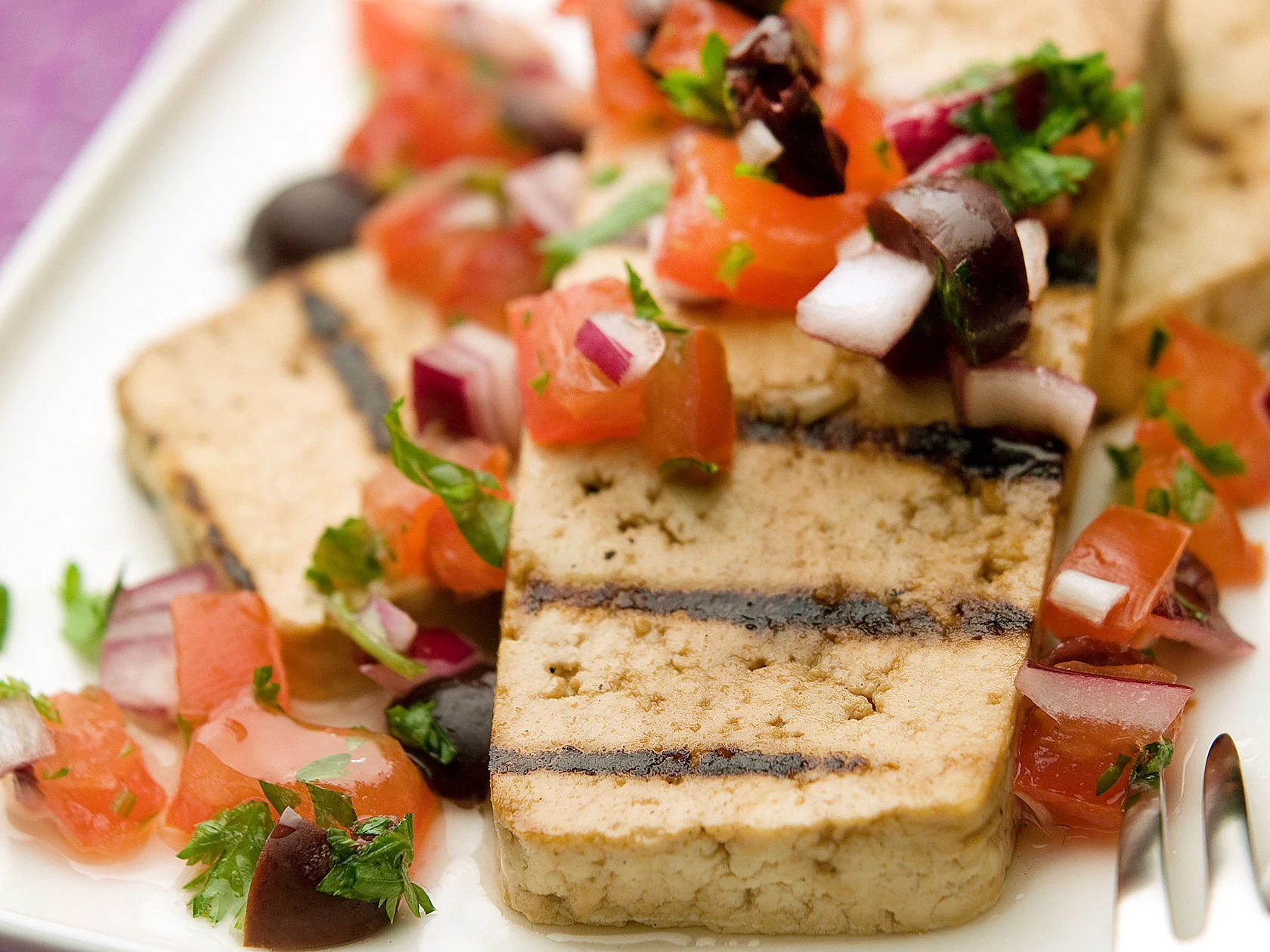 Tofupihvit ja tomaatti-oliivisalsa