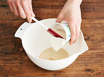 Valmista pihvit. Yhdistä kulhossa korppujauhot ja kermaviili.