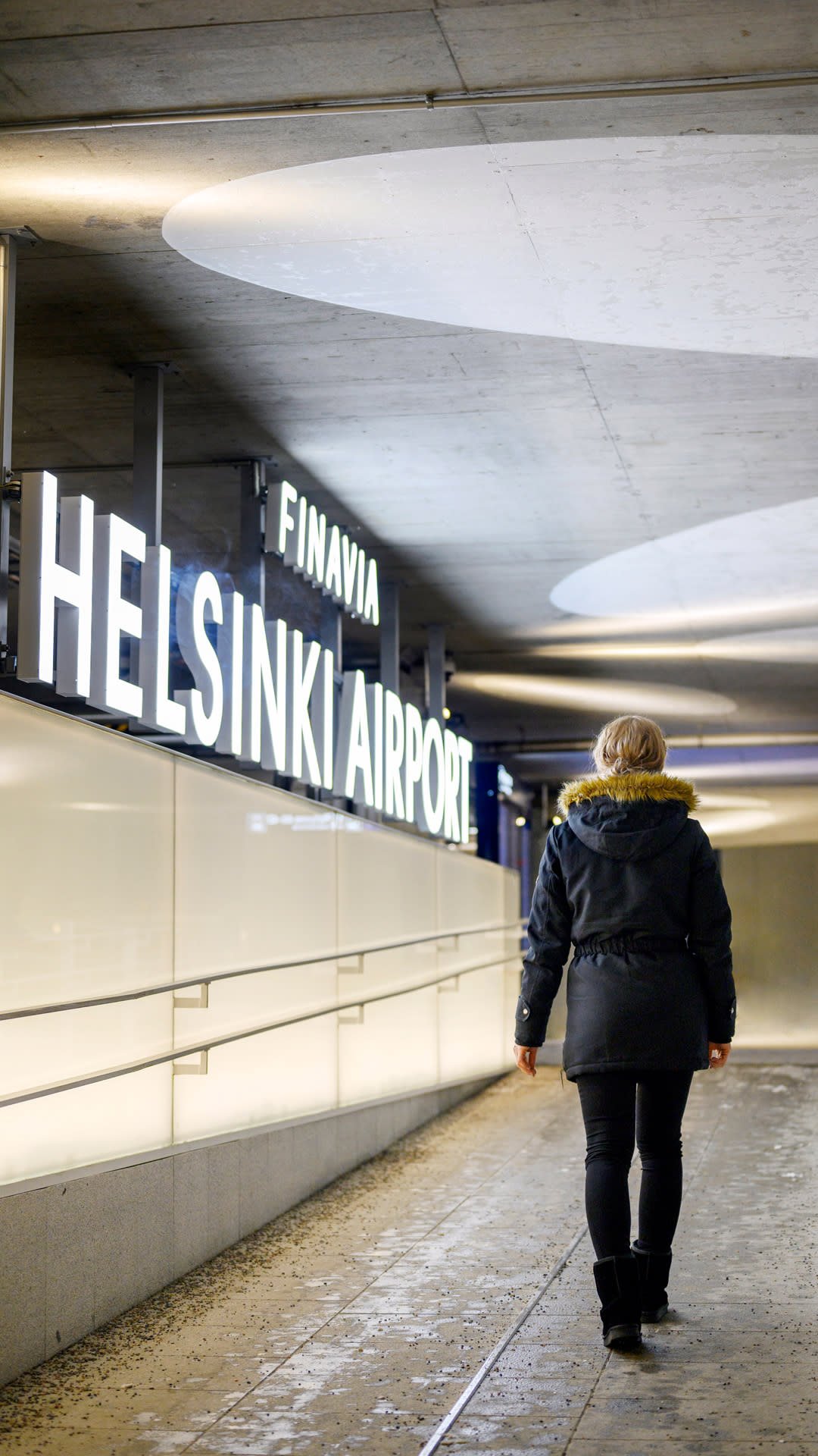Kati Kuuliainen kävelemässä töistä kotiin. 