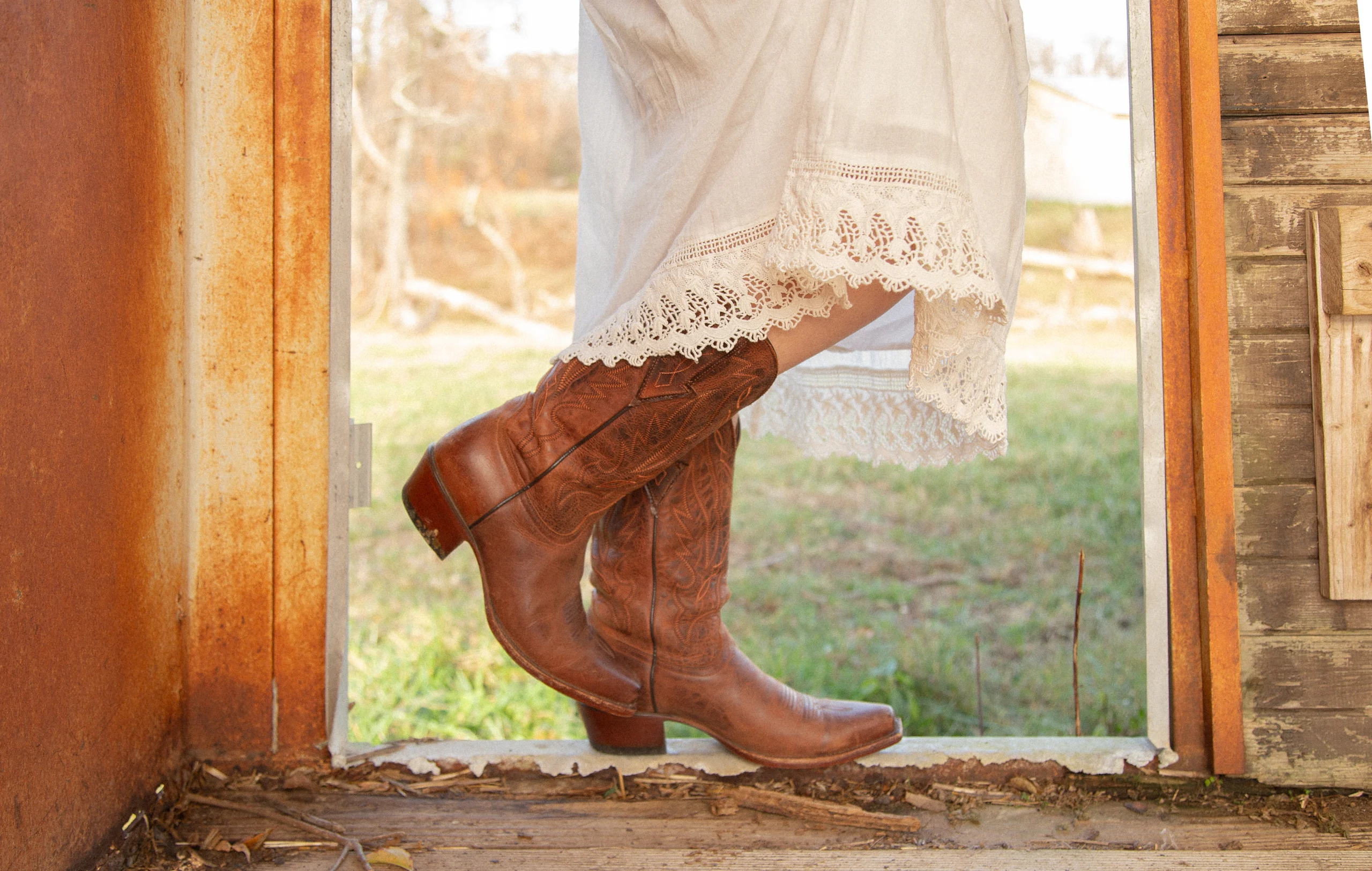 Naisen jalat cowboy-bootseissa