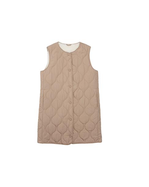 Marks & Spencer -kääntöliivissä on valkoinen ja beige puoli.