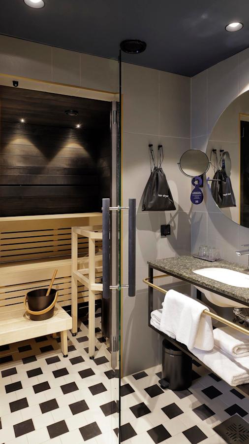 Osassa huoneista on oma sauna. Saunan ja kylpyhuoneen lattia on laatoitettu mustilla ja valkoisilla ruuduilla. 