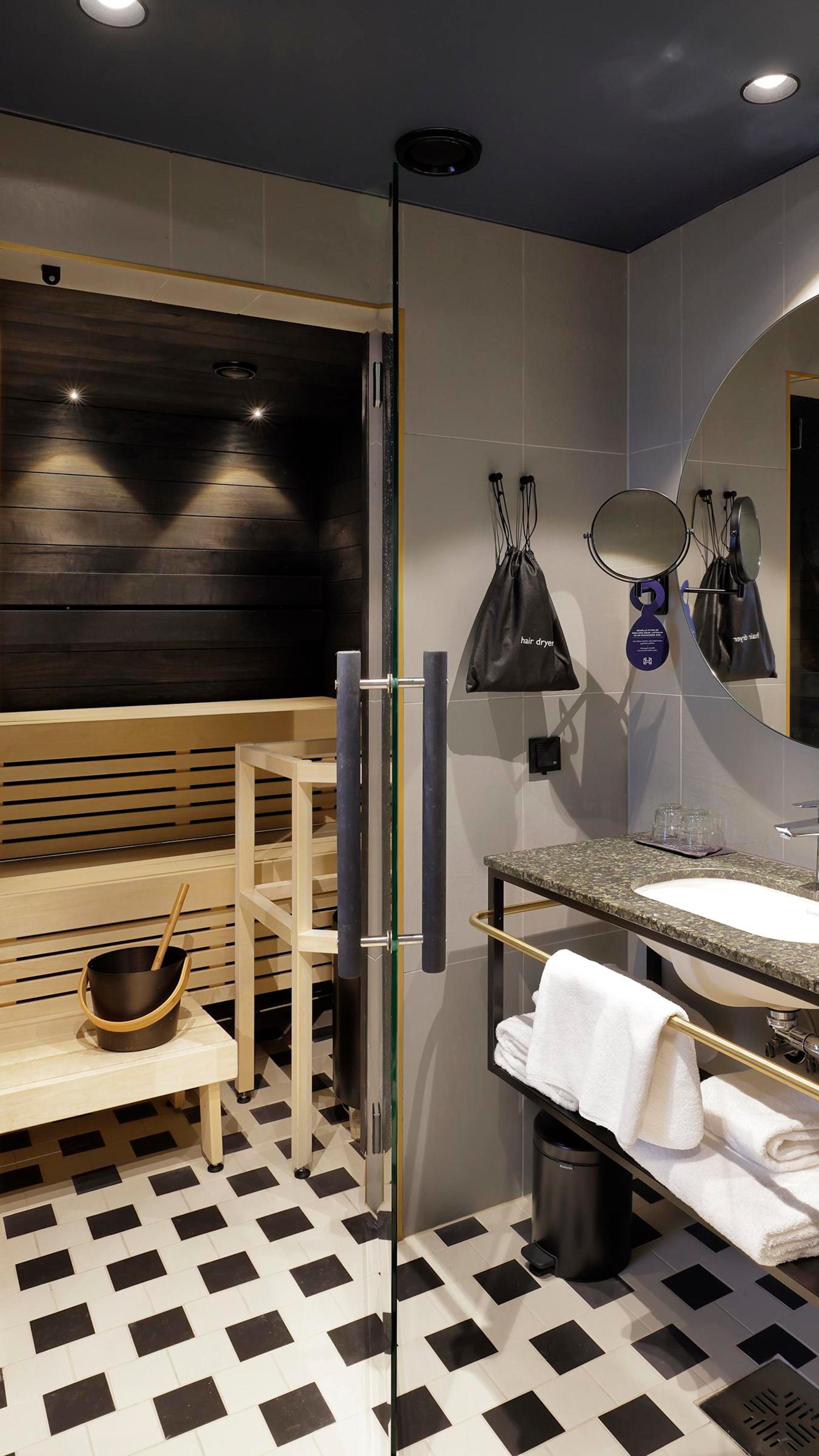 Osassa huoneista on oma sauna. Saunan ja kylpyhuoneen lattia on laatoitettu mustilla ja valkoisilla ruuduilla. 