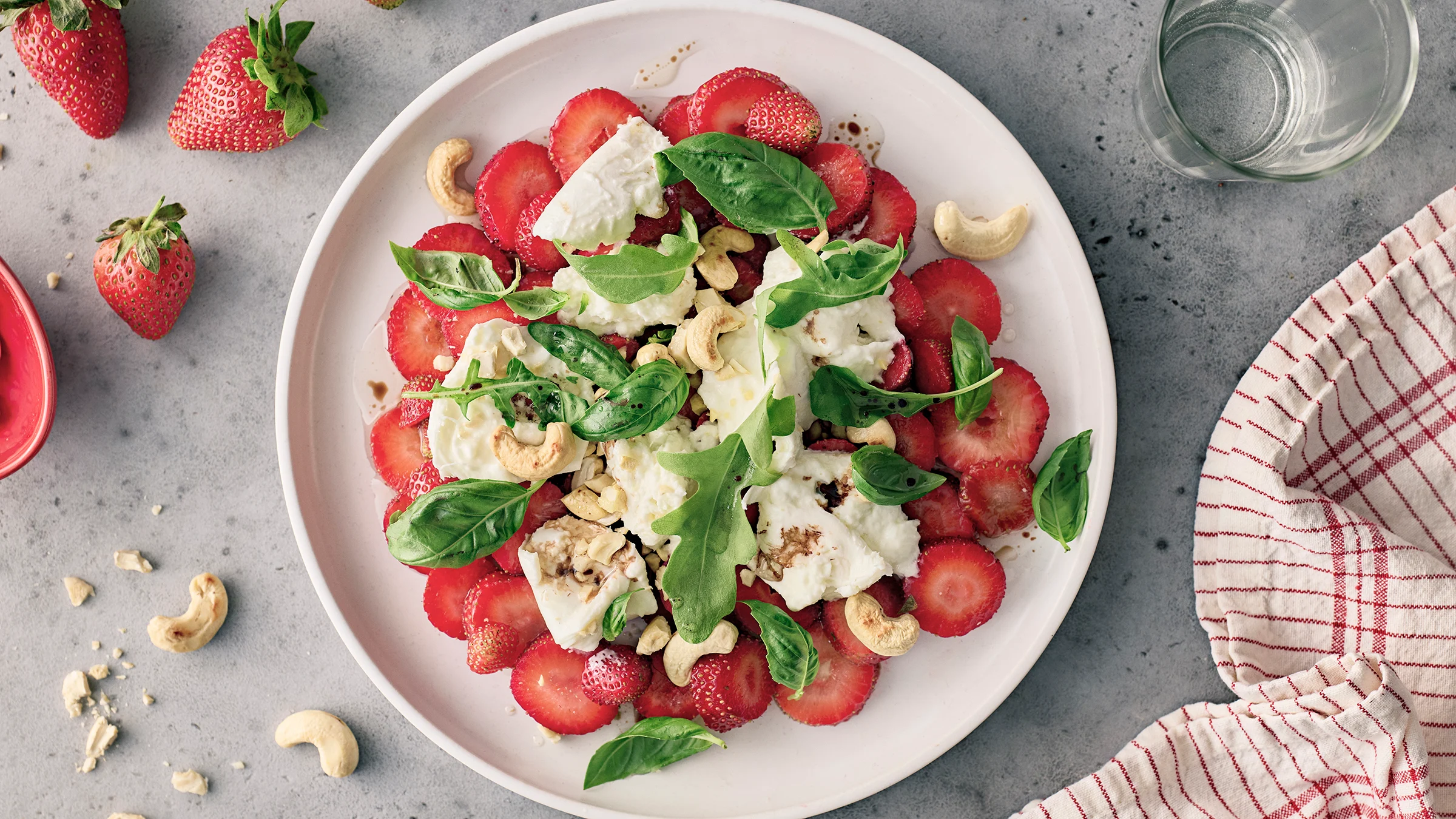 Mansikka-mozzarellasalaatti