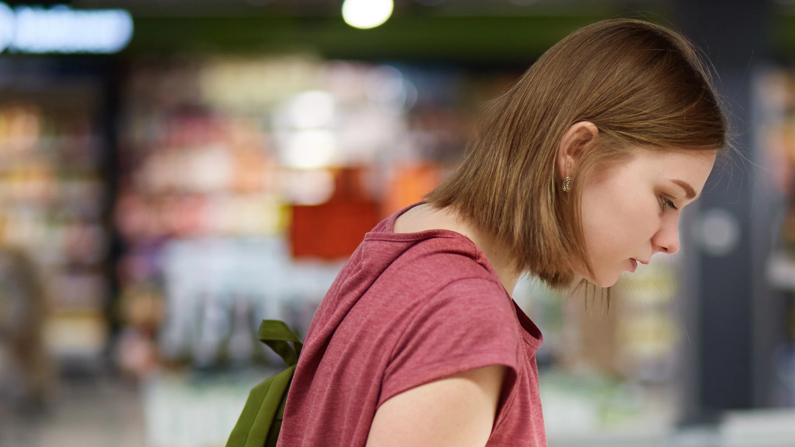 Kuvituskuva. Nuori nainen pää painoksissa.