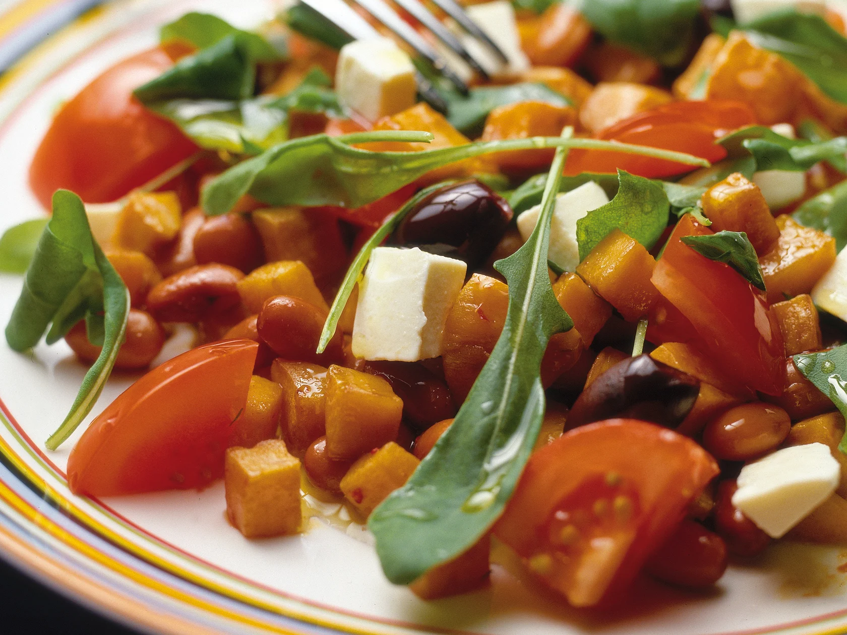 Lämmin bataatti-rucola-papusalaatti