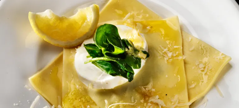 Pinaattiravioli ja tryffelimozzarella