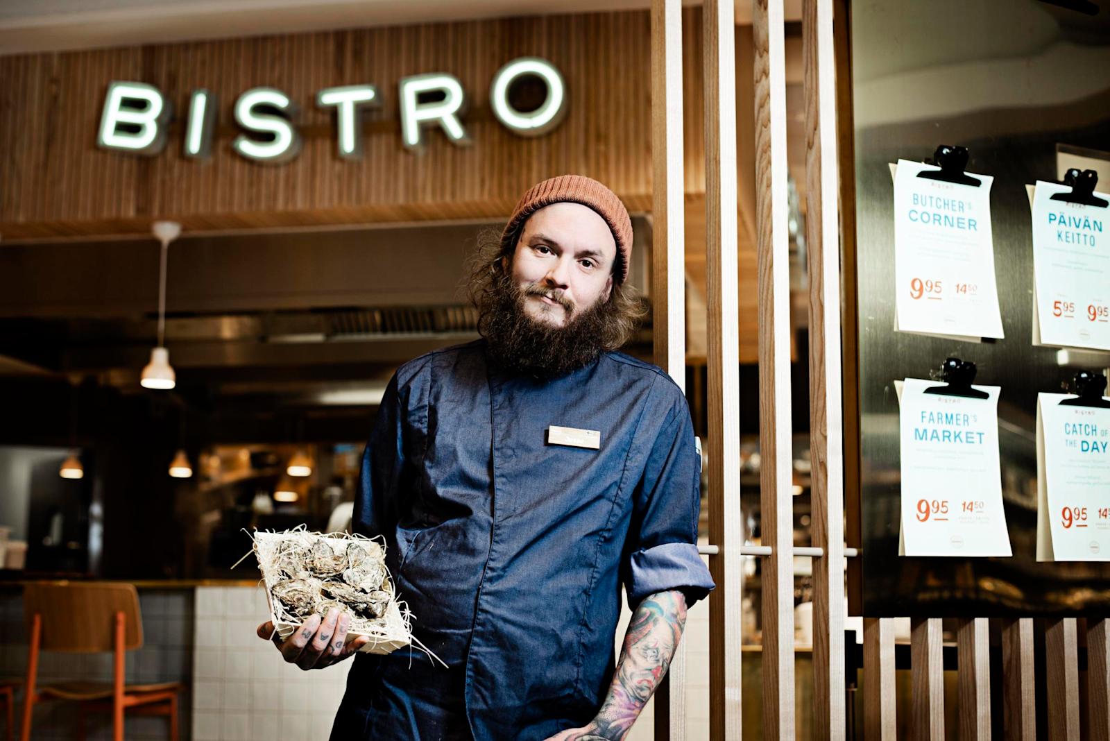 Jesse on töissä Food Market Herkun kalatiskillä