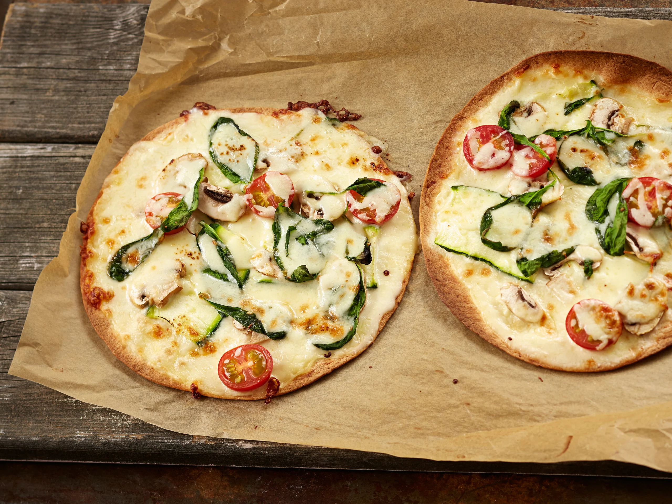 Valkoinen kasvis-grillipitsa