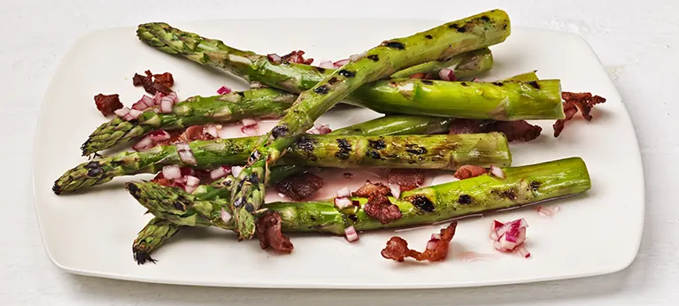 Vihreä parsa, punasipulivinaigrette ja rapea pekoni