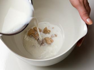 Valmista taikina. Lämmitä maito kädenlämpöiseksi. Murenna hiiva kulhoon ja kaada päälle maito. Sekoita joukkoon suola, kardemumma, muna ja sokeri.