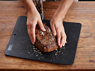 Ota liha huoneenlämpöön reilu tunti ennen kypsentämistä. Ruskista paisti padassa tai kasarissa. Nosta syrjään ja hiero pintaan mausteet.