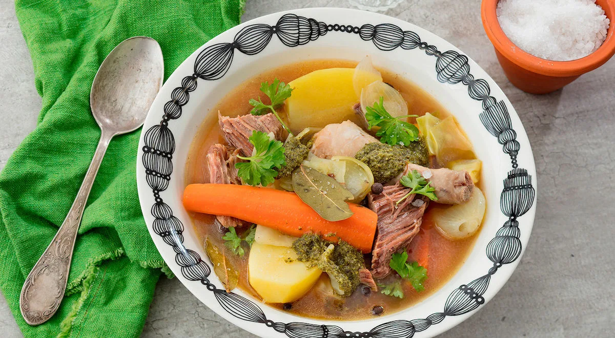 Pot-au-feu -ranskalainen lihakeitto Pistou-tahnalla