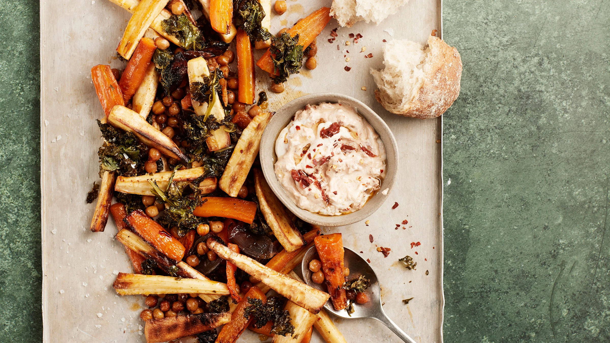 Paahdettu juures-kikhernesalaatti