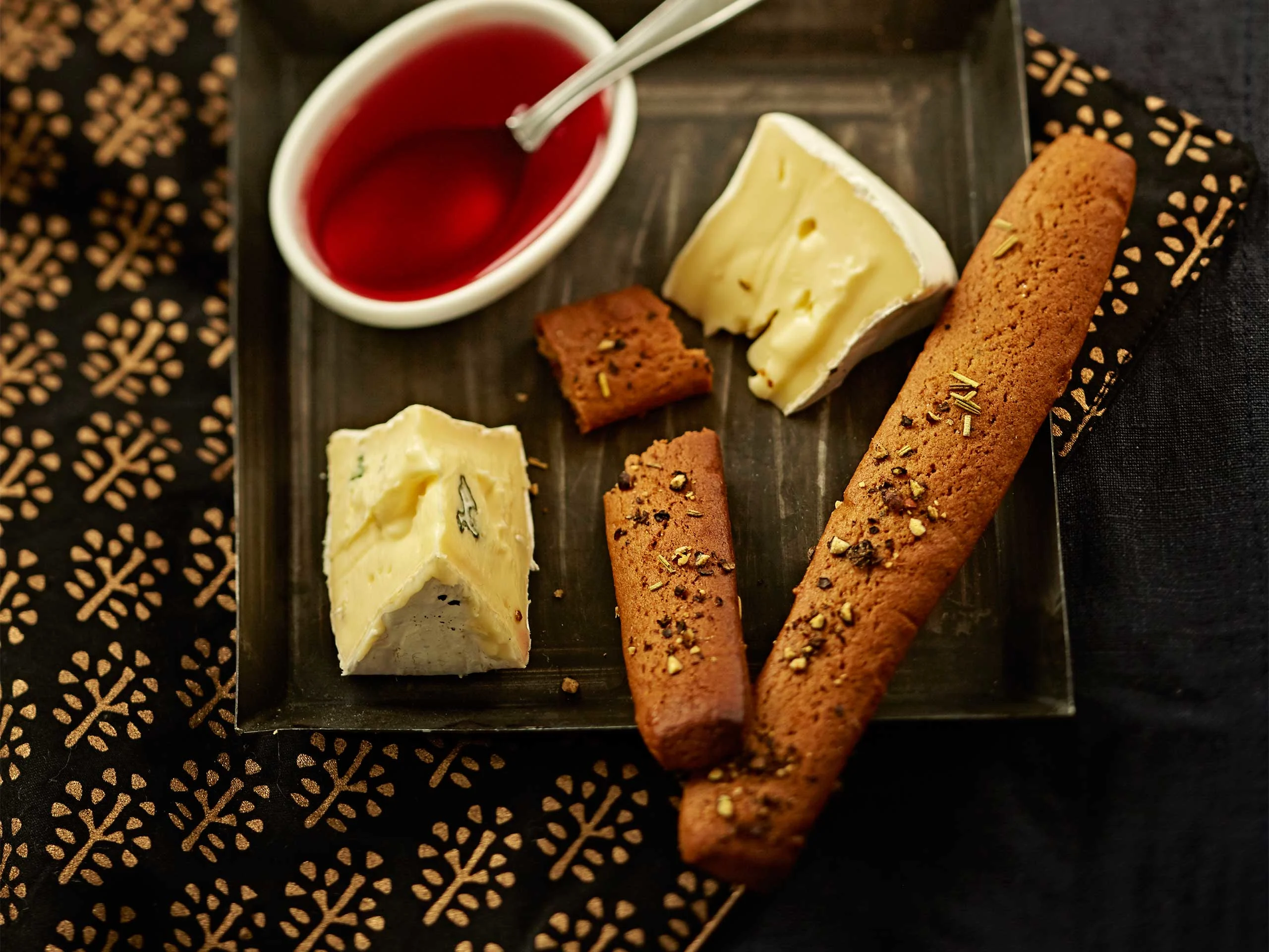Juustoa, piparitankoja ja glögikastiketta
