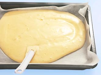 Vatkaa munat ja sokeri kuohkeaksi vaahdoksi. Sekoita jauhot ja leivinjauhe keskenään. Siivilöi jauhoseos vaahtoon. Kääntele seos varoen tasaiseksi. Levitä taikina leivinpaperoidulle pellille ja paista 225-asteisesssa uunissa 7–8 minuuttia.