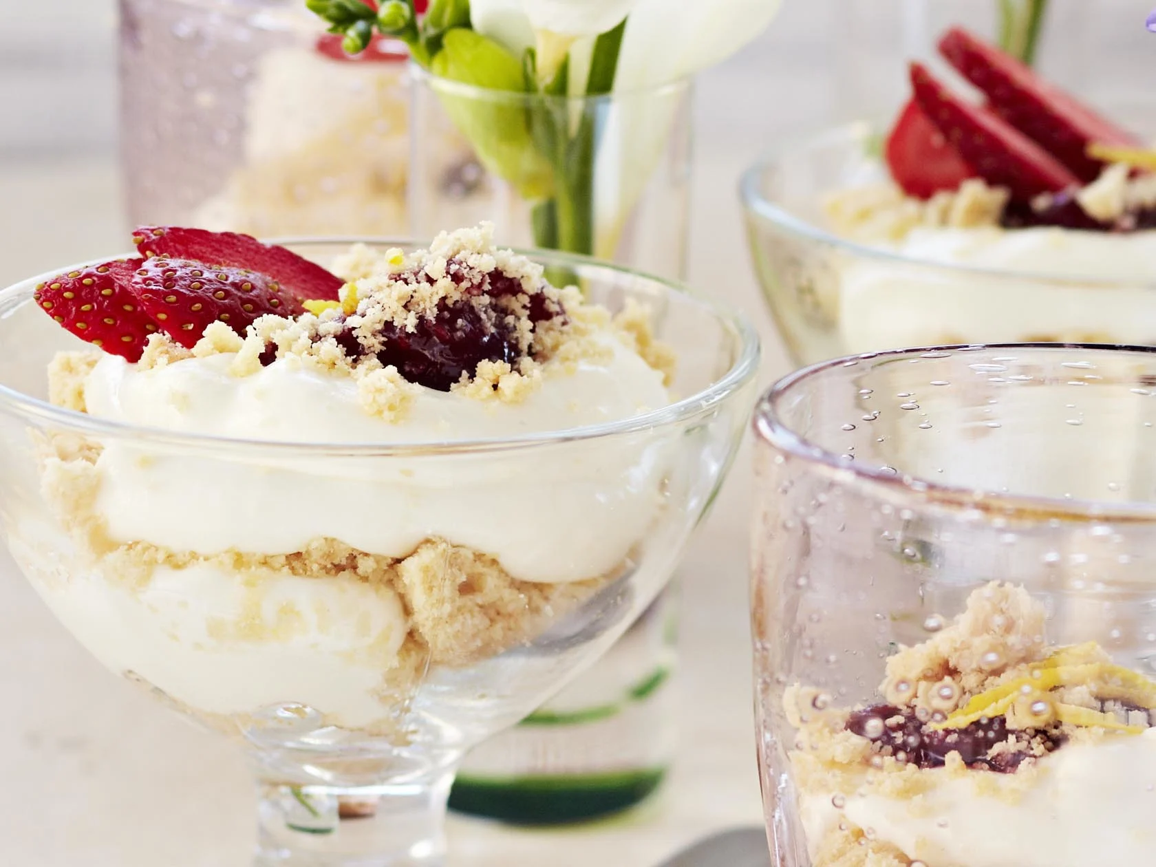 Sitruuna-vadelmatrifle