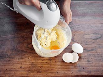 Lisää munat yksitellen voimakkaasti vatkaten.