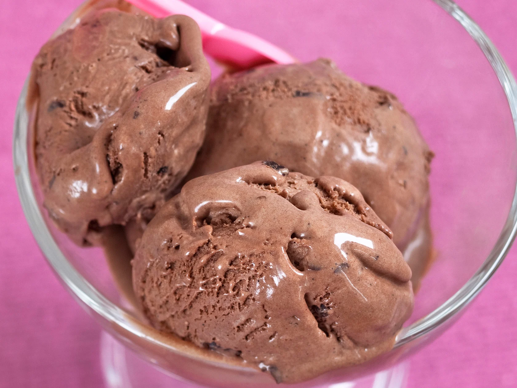 Suklaajäätelö jäätelökoneella