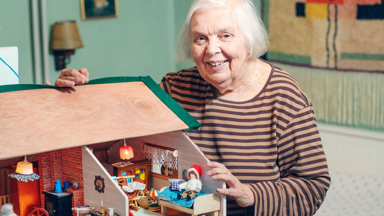 Marja Laurikainen valmisti jouluaiheisen nukketalon alun perin Etelä-Pohjanmaan maakuntamuseon nukketalonäyttelyyn, jossa se oli näytteillä 2016–2017.