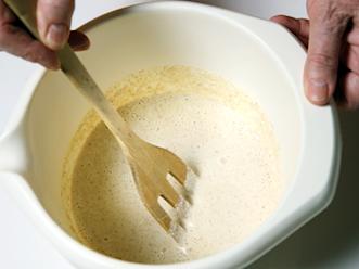 Keitä munat. Pane korppujauhot ja neste kulhoon ja anna turvota. Kuori, silppua ja ruskista sipuli.